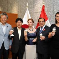 Peruvian Ambassador Elard Escala (second from right) and his wife, Cristina (center), welcome (from left) Toru Shiraishi, House of Representatives member, Kazuyuki Hamada, House of Councilors member, and Peruvian singer Fabiola de la Cuba, during a reception celebrating the 194th Anniversary of Peruvian Independence Day at a \"Pisco of Honor\" and \"Oishii Peru\" Food Festival at the embassy in Tokyo on July 28. | YOSHIAKI MIURA