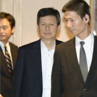 Hiroyuki Shigemitsu (center) heads to Lotte Holdings Co.\'s shareholders meeting in Tokyo on Monday. | KYODO