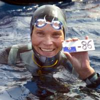Russian Natalia Molchanova holds the minus 86-meter tag that gives her a win on Sept. 3, 2005, in the first women\'s free-diving world championship in Villefranche-sur-Mer. Molchanova, 53, has been reported missing since Sunday following a fun dive off the coast of Formentera, Spain. | AFP-JIJI