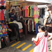 A Japanese woman who is conducting market research walks through a market in Bangkok in March. | GLOBAL STAGE INC. / CHUNICHI SHIMBUN