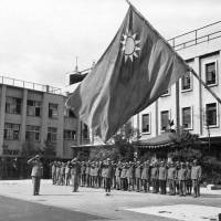 Chinese prisoners salute the Republic of China flag while standing in formation in Osaka in October 1945. | U.S. NATIONAL ARCHIVES / TORU FUKUBAYASHI / KYODO