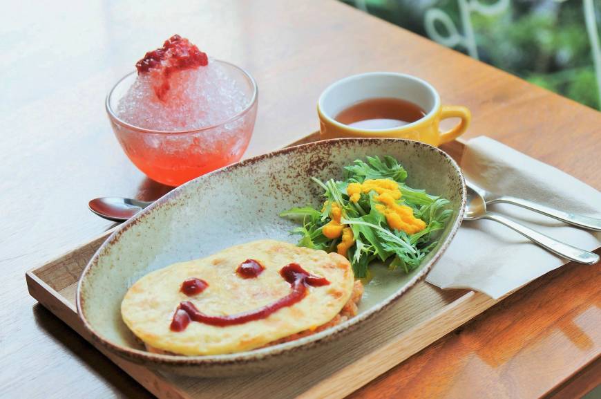 Organic Cafe LuLu Happy face: The Kid's Omelet Rice at Organic Cafe LuLu isn't what it seems — it's an egg-free, gluten-free and dairy-free omelet made with naga-imo (a sticky yam), tofu and corn. | MAI HAYASHI