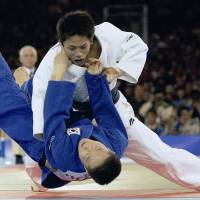 Tadahiro Nomura throws South Korea\'s Jung Bu-kyung to win 60-kg judo gold at the 2000 Sydney Olympics. | KYODO