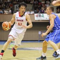 Japan\'s Kenta Hirose looks to drive into the lane against the Czech Republic during Saturday\'s game. | KAZ NAGATSUKA