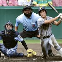 Sendai Ikuei third baseman Shota Sato hits a bases-clearing triple with two outs to tie the score 6-6 in the bottom of the sixth inning in the National High School Tournament final against Kanagawa\'s Tokaidai Sagami on Thursday at Koshien Stadium in Nishinomiya, Hyogo Prefecture. Tokaidai Sagami won 10-6 for its first championship in 45 years. | KYODO