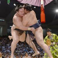 Hakuho wrestles with Kakuryu on the final day of the Nagoya Grand Sumo Tournament on July 26. | KYODO