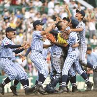 Tokaidai Sagami players celebrate the team\'s triumph in the final of the National High School Championship on Thursday afternoon at Koshien Stadium. The Kanagawa Prefecture school defeated Sendai Ikuei 10-6. | KYODO