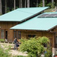 Yuji Shimono and his family live at this house in Toyota, Aichi Prefecture, with solar panels on the roof. | CHUNICHI SHIMBUN