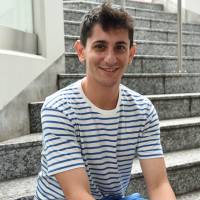 Ari Beser, the grandson of the only U.S. serviceman aboard both planes that dropped atomic bombs on Hiroshima and Nagasaki, talks about his project to spread the stories of atomic bomb survivors during an interview in Tokyo\'s Harajuku district in September. | SATOKO KAWASAKI