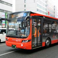 A Bus Rapid Transit bus runs through the city of Niigata free of charge Tuesday due to a system glitch. | KYODO