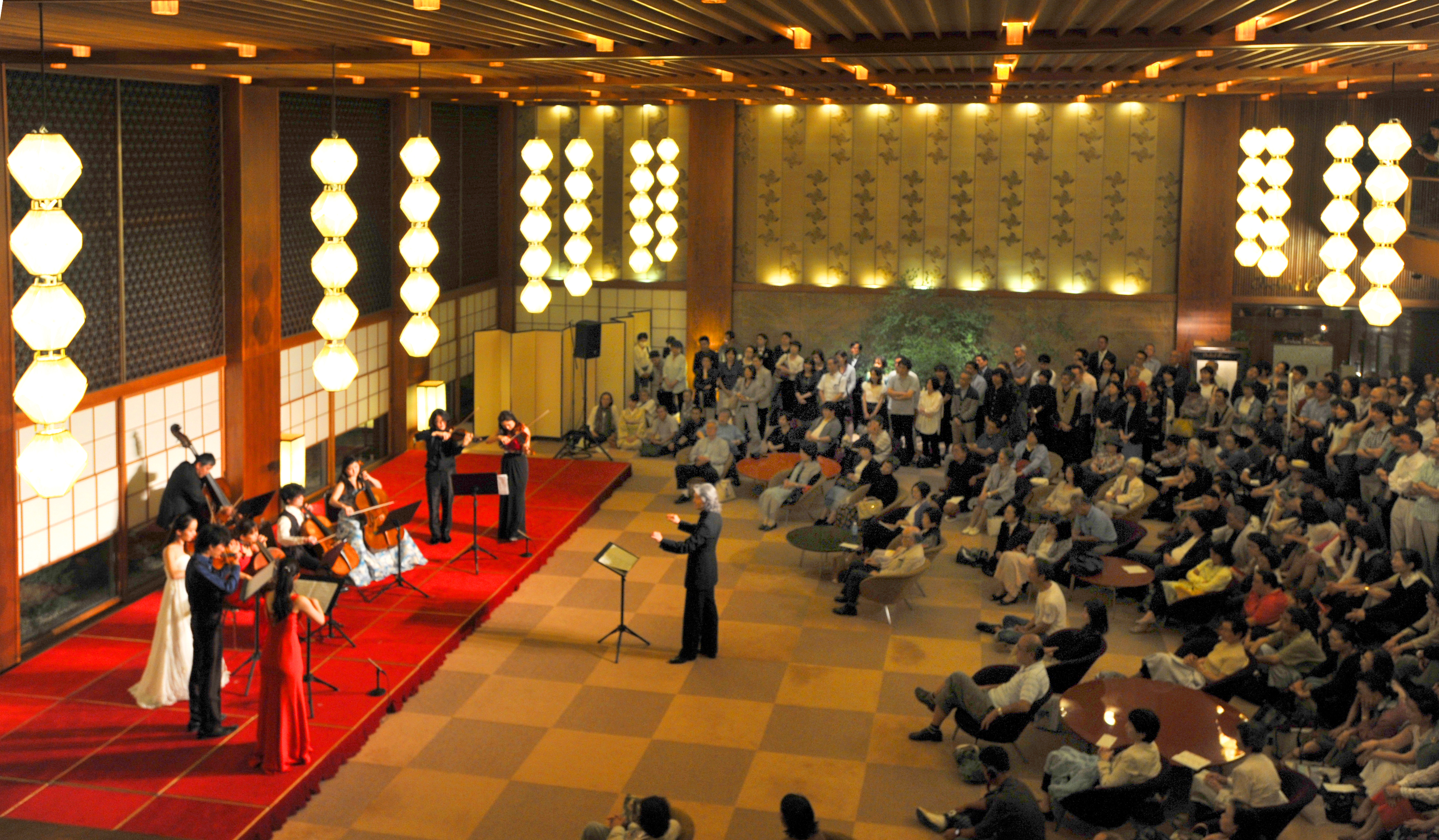 Grand Old Landmark Hotel Okura Tokyo Says Sayonara For Now The Visitors Listen To The Last Concert Held Monday In Main Lobby Of Hotel Okura