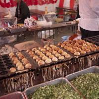 <em>Takoyaki</em>, which originated in Osaka, is typical gotochi B-kyu gurume. | MAKIKO ITOH
