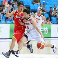 Japan guard Yuta Tabuse drives on Malaysia\'s Wen Keong Tong during a FIBA Asia Championship game on Thursday in Changsha, China. Japan beat Malaysia 119-48. | KYODO