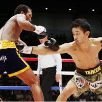 WBC bantamweight champion Shinsuke Yamanaka (rights) fights challenger Anselmo Moreno of Panama on Tuesday at Ota City General Gymnasium. | KYODO