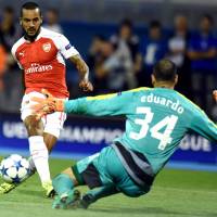 Arsenal’s Theo Walcott scores past Dinamo Zagreb goalkeeper Eduardo during their Champions League game on Wednesday. Wenger pays heavy price for fielding weakened team