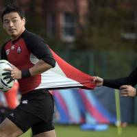 Japan\'s Kenki Fukuoka pulls back teammate Ayumu Goromaru during a training session in Brighton, England, on Thursday. | AFP-JIJI