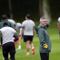 South Africa head coach Heyneke Meyer, seen at a training session at Eastbourne College on Wednesday, prepares the Springboks for their Rugby World Cup opener against Pool B foe Japan on Saturday. | AFP-JIJI