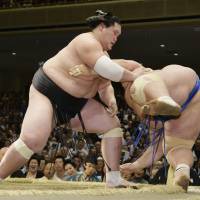 Terunofuji beats Kotoshogiku during the Autumn Grand Sumo Tournament on Wednesday. | KYODO