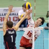 Japan\'s Masahiro Yanagida spikes the ball against Matthew Anderson of the United States during an FIVB Men\'s World Cup match on Wednesday in Hiroshima. The U.S. defeated Japan 25-23, 21-25, 25-11, 25-14. | KYODO