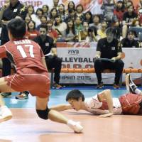 Yuki Ishikawa fails to return an Argentine attack during Japan\'s defeat to the South Americans at the FIVB Men\'s World Cup on Monday. | KYODO