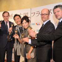 Actress Naomi Kawashima (right), and her husband, patissier Toshihiko Yoroizuka, raise a glass with former French Ambassador Christian Masset in March 2013. She died of cancer Thursday, only days after abandoning rehearsals for a musical. | YOSHIAKI MIURA