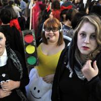 Intersecting characters: Halloween revelry peaked Saturday night in Japan and the area around Shibuya Station, in particular, saw a massive convergence of people decked out in a variety of costumes. | YOSHIAKI MIURA