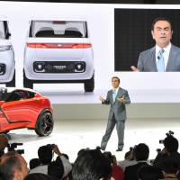 Nissan CEO Carlos Ghosn presents this company\'s latest line at the Tokyo Motor Show, which runs until Nov. 8 at Tokyo Big Sight.  | YOSHIAKI MIURA