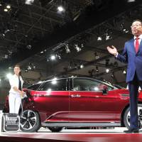 Honda CEO Takahiro Hachigo presents Honda\'s stock model of the fuel cell vehicle, Clarity at the 44th Tokyo Motor Show.  | YOSHIAKI MIURA 