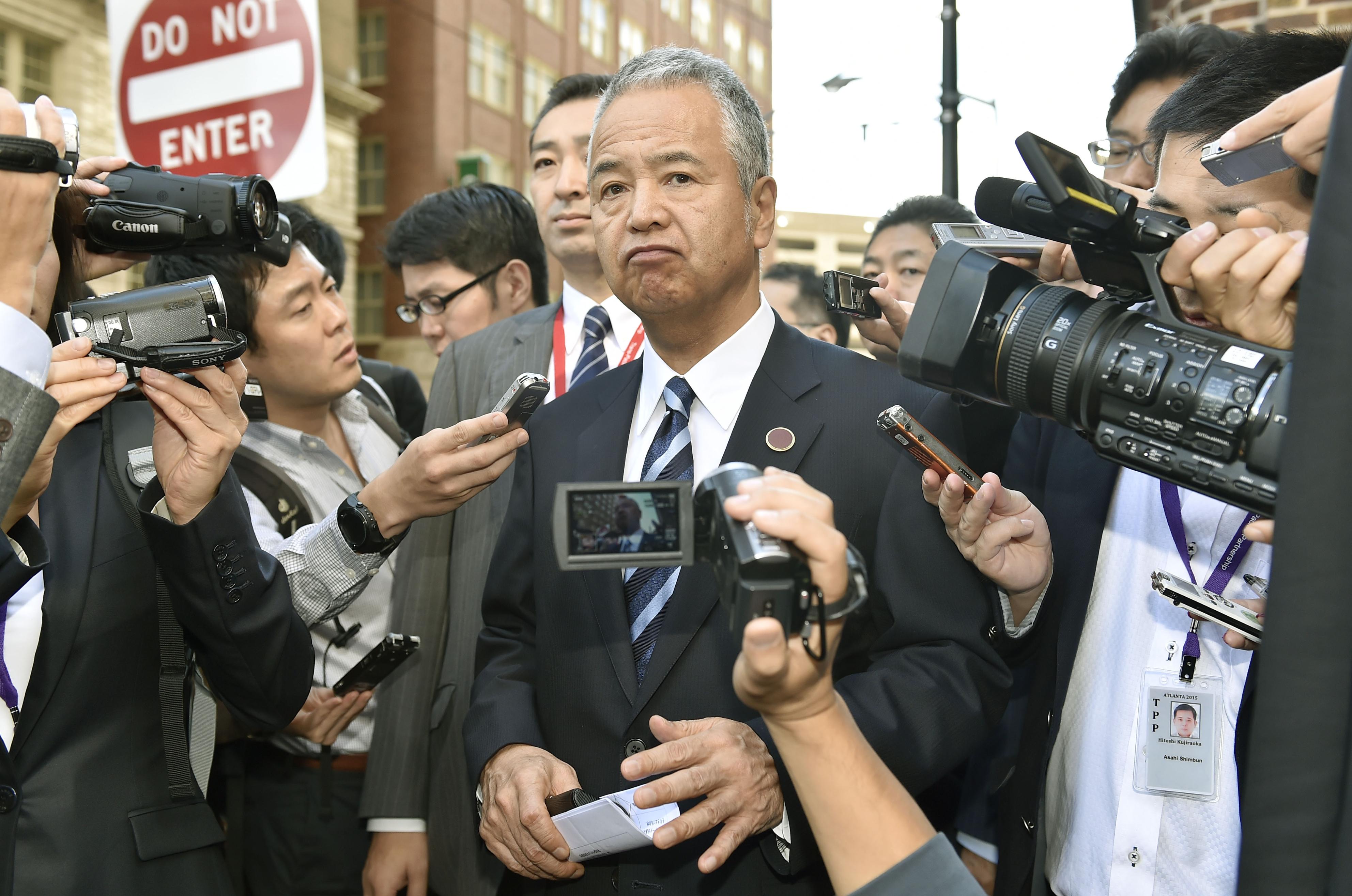 Trade minister Akira Amari fields questions from reporters in Atlanta on Thursday, following the first day of talks on the Trans-Pacific Partnership. | KYODO