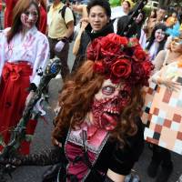 Beautiful and bestial walk together at the annual Kawasaki Halloween Parade. | SATOKO KAWASAKI