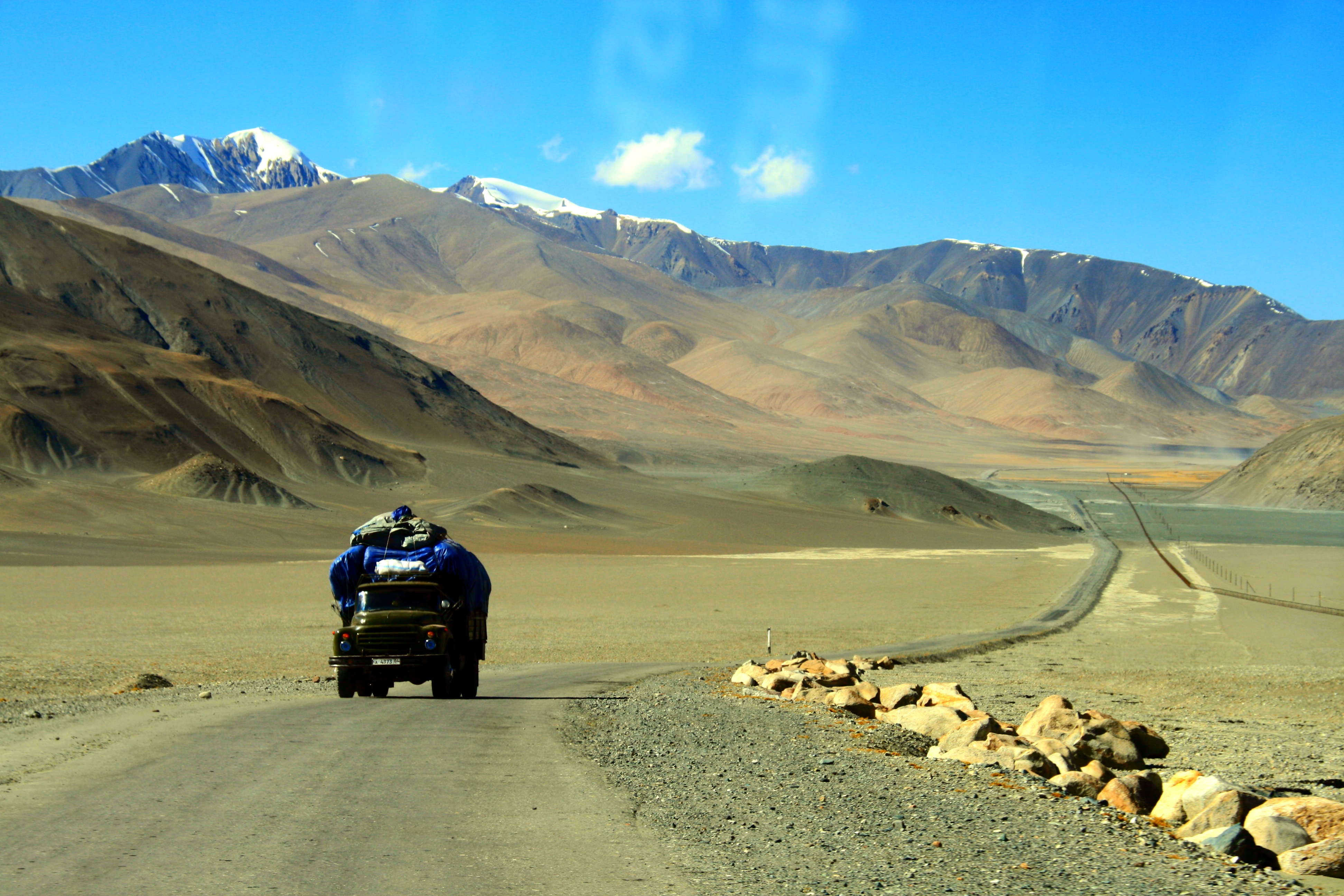 A truck drives in the Pamir Mountains in Tajikistan. Prime Minister Shinzo Abe pledged various forms of aid for the five Central Asian nations, but China is making far more transport upgrades in the region. | KVITLAUK / CC-BY-SA-2.0