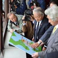 Municipal officials from the city of Hakodate, Hokkaido, brief former Prime Minister Junichiro Koizumi about the Oma nuclear power plant, at Hakodate\'s city hall on Thursday. | KYODO