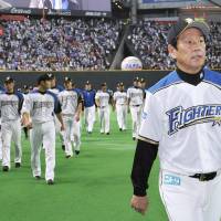 Hokkaido Nippon Ham manager Hideki Kuriyama walks off the field on Monday after the Fighters\' 2-1 loss to the Marines. The Marines advanced to the Pacific League Climax Series second stage with the win. | KYODO