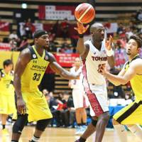 Toshiba Brave Thunders forward Mamadou Diouf makes a pass against the Hitachi Sunrockers during the NBL\'s season-opening game at Ota City General Gymnasium on Friday. Toshiba edged Hitachi 70-69. | KAZ NAGATSUKA