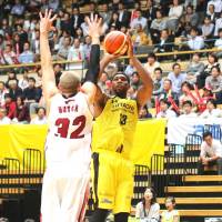 Sunrockers forward Ira Brown takes a jumper as Brave Thunders center Brian Butch attempts to block it on Friday. | KAZ NAGATSUKA