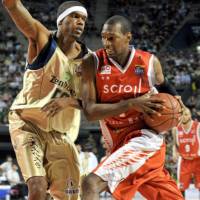 Six-time title winner Jeff Newton (left) will be honored by the Ryukyu Golden Kings in a retirement ceremony next month for his long, productive career. | YOSHIAKI MIURA