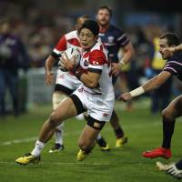 Japan\'s wing Yoshikazu Fujita runs with the ball during the final Pool B match of the 2015 Rugby World Cup against the U.S. on Sunday at Kingsholm Stadium in Gloucester, England. | AFP-JIJI