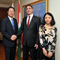 Hungarian Ambassador Istvan Szerdahelyi (center) and his wife, Reiko, welcome Seishiro Eto, chairman of the Japan-Hungary Parliamentary Friendship League, during a reception celebrating the country\'s National Day at the embassy in Tokyo on Oct. 22. | YOSHIAKI MIURA