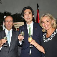 Spanish Ambassador Gonzalo de Benito (left) and his wife, Esther  share a toast with former State Minister for Foreign Affairs Minoru Kiuchi, during a reception to celebrate the country\'s National Day at the embassy in Tokyo on Oct. 15. | YOSHIAKI MIURA