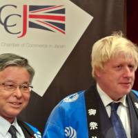 Japan National Tourism Organization President Ryoichi Matsuyama (left) and Mayor of London Boris Johnson prepare to take part in a ceremony to break open a sake barrel at the ANA InterContinental Hotel on Oct. 15 as part of a British Chamber of Commerce in Japan event. | BCCJ NINA OIKI