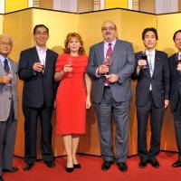 Armenian Ambassador Grant Pogosyan (third from right) and his wife, Natalia prepare to toast with, from left, Sumio Edamura, chairman of Japan-Armenia Friendship Association; Takeshi Matsumoto, former foreign minister; State Minister for Foreign Affairs Minoru Kiuchi; and Seishiro Eto, chairman of Japan-Armenia Parliamentary Friendship League during a reception to celebrate the 24th anniversary of independence of the Republic of Armenia at the Hotel Okura Tokyo on Sept. 24. | YOSHIAKI MIURA
