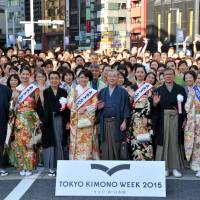 About 420 people strike a pose Sunday in the Nihonbashi district during an event held for Tokyo Kimono Week 2015. The series of activities, held to promote wearing of the traditional attire, will end on Tuesday. | YOSHIAKI MIURA