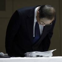 Masashi Muromachi, chairman and president of Toshiba Corp., apologizes at a news conference in Tokyo in September. | BLOOMBERG
