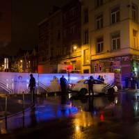 Belgian police cordon off a street Saturday during a police raid in connection with the deadly Friday attacks in Paris, in Brussels\' Molenbeek district. Several people were arrested in Brussels during police raids connected to the attacks in Paris, Belgian Justice Minister Koen Geens said. | JAMES ARTHUR GEKIER / BELGA / AFP-JIJI