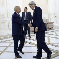 U.S. Secretary of State John Kerry (center) is greeted by Uzbek President Islam Karimov (second from left) before a meeting at the Palace of Forums on the president\'s residential compound on Sunday in Samarkand. | AFP-JIJI