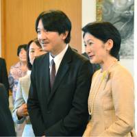 Prince Akishino and Princess Kiko meet some of Brazil\'s Japanese immigrants on Thursday. | KYODO