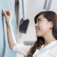 The 2014 survey found that a mere 55.4 percent of the instructors teaching English in public high schools were certified at Grade 1 or Pre-1 of the Eiken test. | ISTOCK