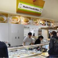 Students order food on Wednesday at Ritsumeikan Asia Pacific University\'s halal-certified cafeteria in Beppu, Oita Prefecture. | REUTERS