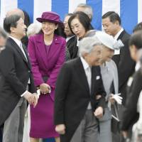 Crown Princess Masako (third from left), accompanied by her husband Crown Prince Naruhito (second from left), attends an annual garden party at the Akasaka Imperial Garden in Tokyo on Thursday. Crown Princess Masako, who has been receiving treatment for a stress-induced illness since December 2003, made her first appearance at the party in 12 years. | KYODO