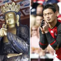 A combo photo shows a Buddha statue at Seki Zenkoji Temple in Seki, Gifu Prefecture, on Wednesday, and rugby star Ayumu Goromaru preparing to kick on Sept. 23. Visitors to the temple have tripled since late October as rugby fans learned of the statue\'s similarity with Goromaru\'s signature pose. | KYODO
